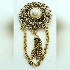 Elegant Vintage Gold Brooch